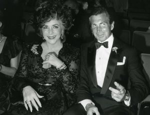 Elizabeth Taylor , George Hamilton 1986 LA.jpg